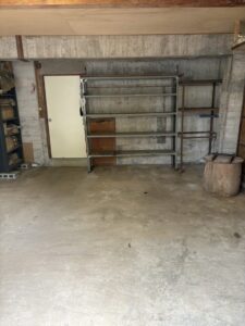 片付けが終わったガレージの写真。棚や床にあったものが1つも残っておらず、すっきりとしている。