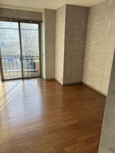 片付け後のオフィス。何も置かれていない。