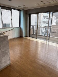 片付け後のオフィス。何も置かれていない。