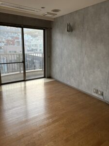 片付け後のオフィス。何も置かれていない。