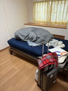 残置物(布団、トラベルバッグなど)撤去前