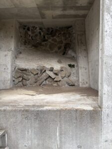 屋外の残置物(網　イス他)撤去後