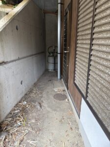 屋外の残置物(植木　かご　バケツ他)撤去後