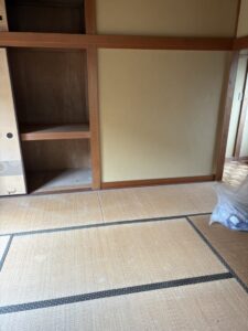 残置物撤去前　畳の上にも押し入れの中にも物がない和室