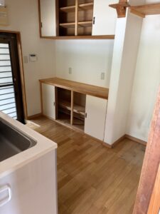 キッチンの残置物撤去後　備え付けの棚の中も、物が散乱していた床もすっきりとしている
