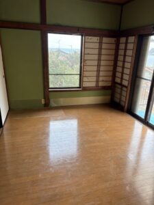 残置物撤去後　物がなくすっきりとした板の間