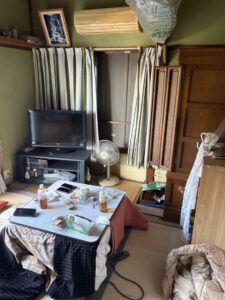 残置物撤去前　こたつの上にペットボトルが置かれているなど生活感がある。