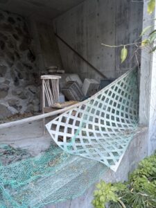 屋外の残置物(網　イス他)撤去前