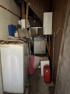 屋外の残置物(冷蔵庫　灯油缶他)撤去前