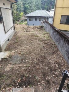 草刈り後、地面が見える庭の写真