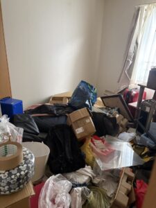 残置物撤去前の部屋。物が山のように積まれている