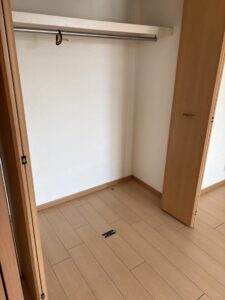 残置物撤去後のクローゼット。物が一つもない
