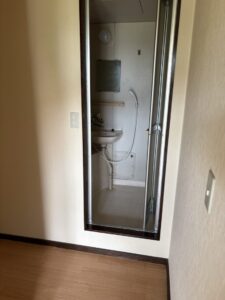 片付け後のバスルーム。洗濯機をはじめとする残置物はすべて回収され、すっきりとしている。