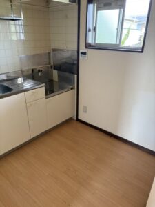 片付け後のキッチン。家電をはじめとする荷物がすべて搬出され、シンク周りや床もすっきりとしている。
