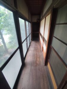 片付け後の廊下。不用品がすべて撤去され、すっきりと通りやすくなっている