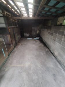 片付け後。すべての荷物が搬出されコンクリートの床がすっきりと見える