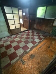 片付け後の台所。すっきりと床が見えている