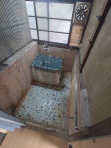 片付け後の浴室。生活用品はすべて搬出されている