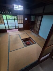 片付け後の和室。生活用品が搬出され、すっきりと畳が見える