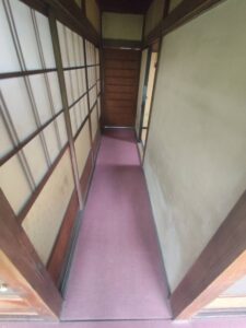 片付け後の廊下。不用品がすべて撤去され、すっきりと通りやすくなっている