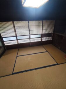 片付け後の和室。生活用品が搬出され、すっきりと畳が見える