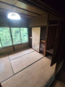 片付け後の和室。畳がすっきりと見え、窓ガラスから光がさしている