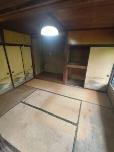 片付け後の和室。畳が見えており、床の間・押し入れの中もすっきりとしている