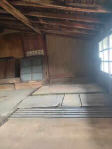 片付け後の屋根裏。すべての不用品が搬出され広々としている