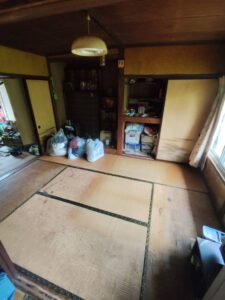 雑品が残された和室。押し入れの中にダンボールが見える