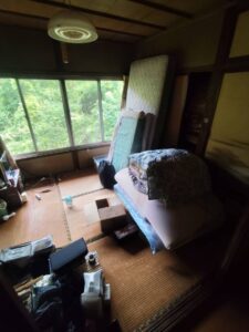 寝具や雑品が残されてる和室