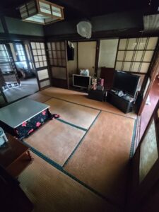 片付け前の和室。　こたつやテレビなどの生活用品が残されている