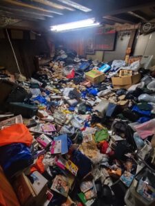 片付け前の室内。大量の雑誌や不用品が天井近くまで溜まっている