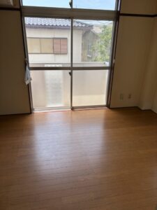 片付け後の寝室。残置物はすべて撤去され床が広くすっきりとしている。