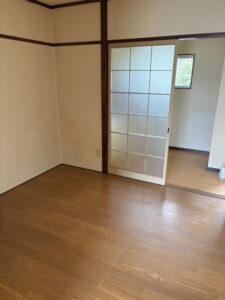 片付け後のリビング。床に何も置かれておらずすっきりとしている