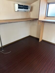 作業後の寝室。家具や生活用品が撤去されきれいに清掃されている。