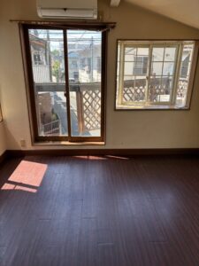 作業後の寝室。ベッドなどの家具家電や生活用品が搬出され、ぴかぴかのフローリングが見える。