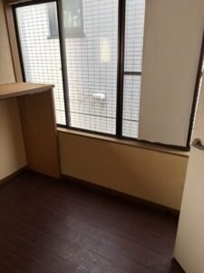 作業後のミニキッチン。家具家電はすべて搬出され、冷蔵庫に隠されていた窓がきれいに見える。