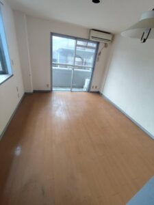 1Rの居室　残置物撤去後。フローリングの床がしっかりと見え広々としている。