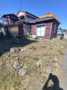 草刈り後の家の外観