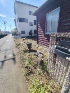 草刈り後の家