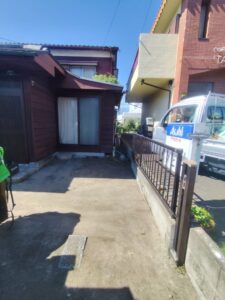 草刈り後の家
