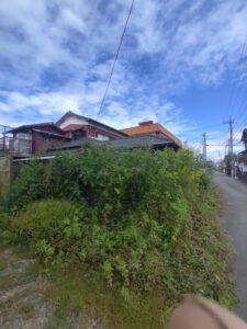 草刈り前の家の外観